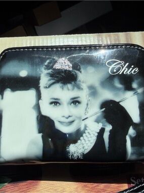 Chic Black & White Audrey Hepburn Women's Zip Wallet